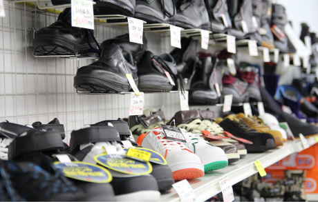 ヘルメットや地下足袋・安全靴も取り扱う味岡安全機材熊本